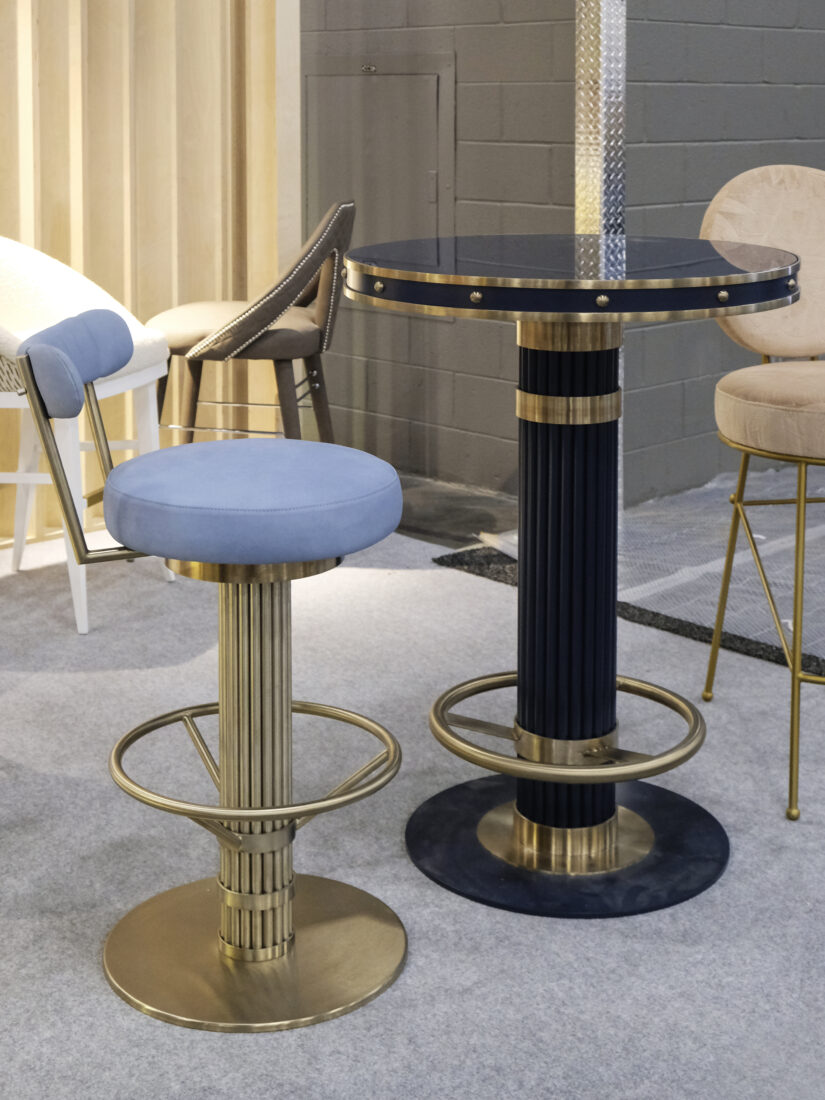 Willis Bar Chair and Table Willis Swivel Bar Chair upholstered in blue fabric with a brass structure, next to the Willis Bar Table lacquered in blue with matching brass accents